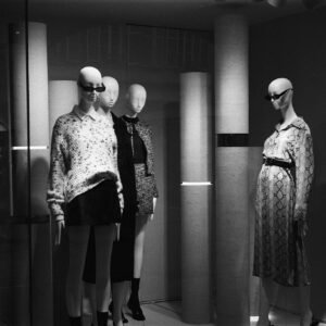 Stylish mannequin display in a Strasbourg boutique, featuring chic clothing and accessories.
