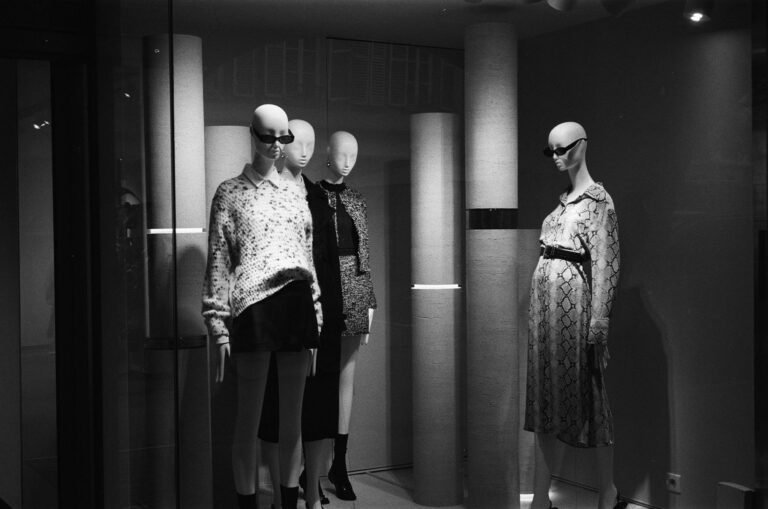 Stylish mannequin display in a Strasbourg boutique, featuring chic clothing and accessories.